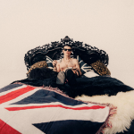 YUNGBLUD rinde homenaje a la cultura británica con su nuevo sencillo “Lovesick Lullaby”