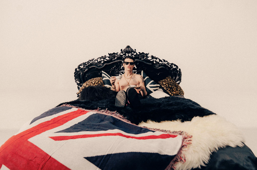 YUNGBLUD rinde homenaje a la cultura británica con su nuevo sencillo “Lovesick Lullaby”