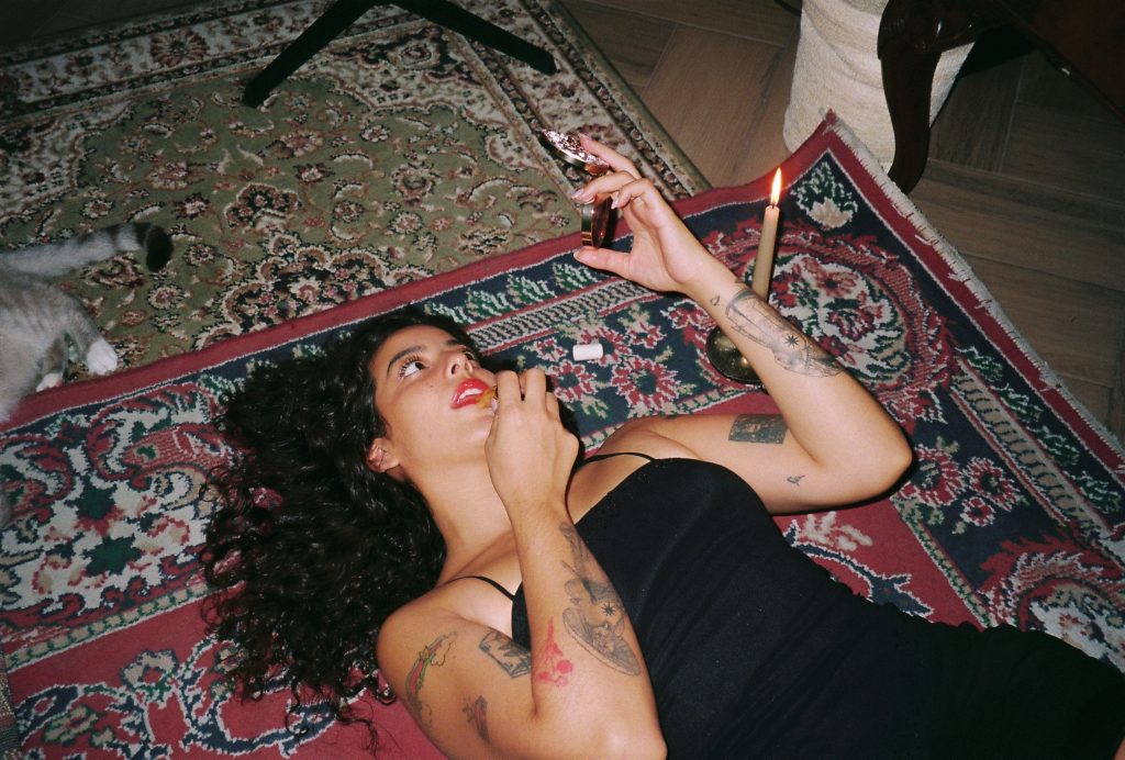 Descubre a Friné: pop latino, nostalgia dosmilera y emociones modernas en su nuevo sencillo “Señales”