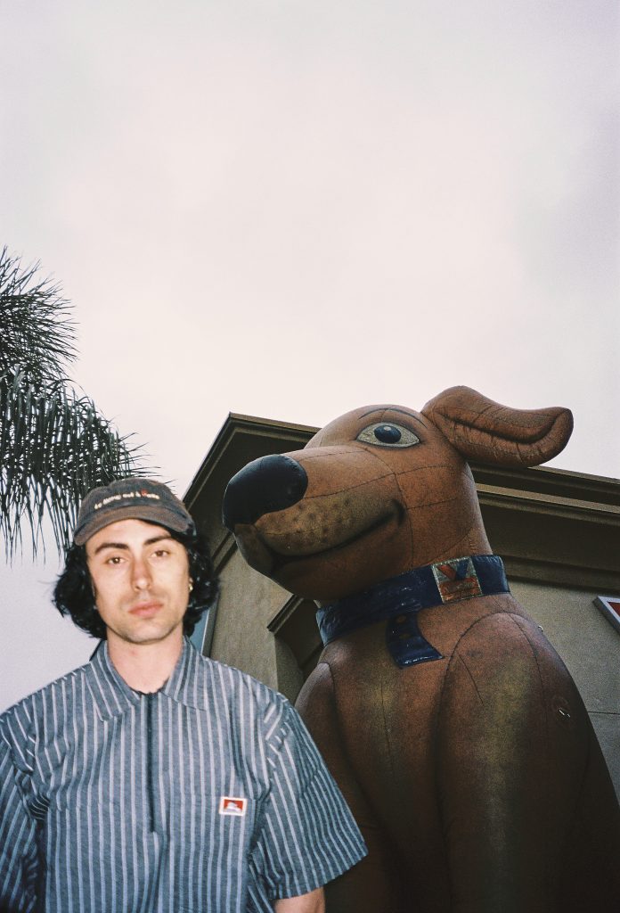 Depresión Sonora se pone nostálgico en su nueva canción: “Me Va la Vida en Esto”