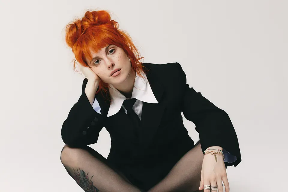 Hayley Williams lanza 17 canciones nuevas de sorpresa… ¡y solo puedes escucharlas con un código secreto!